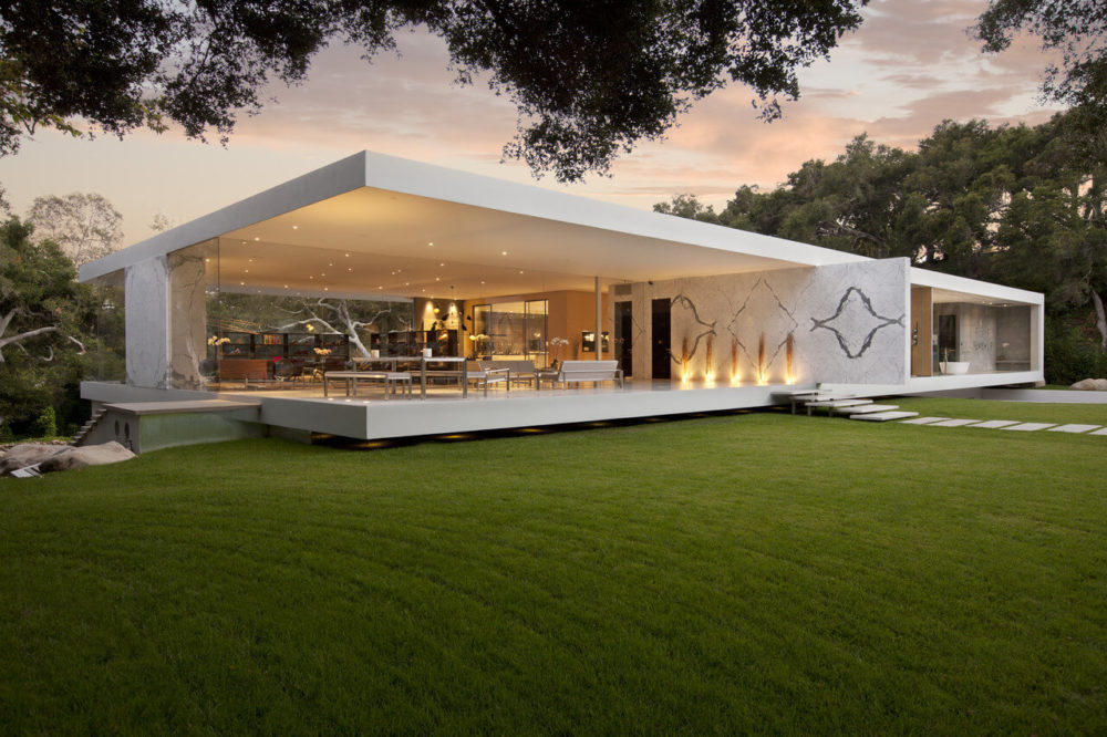Resembling a Film Set minimalist house design