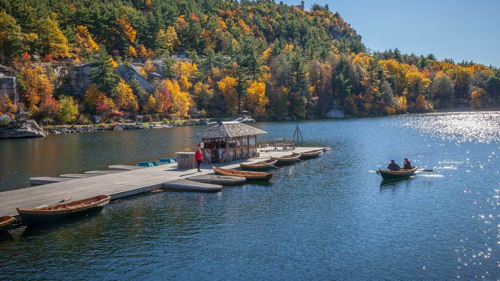 A couple of boats floating on top of a lake
