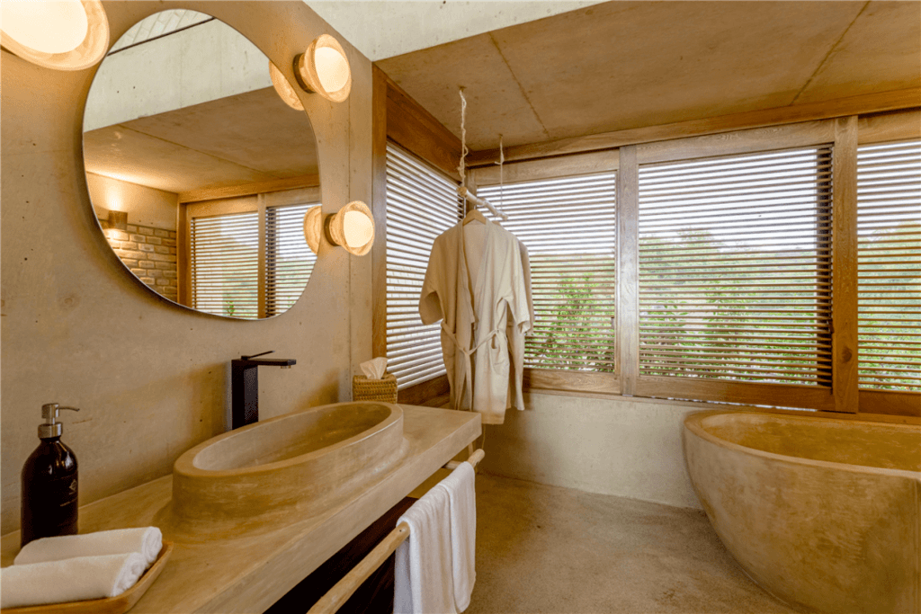 Casona Sforza bathroom with a tub, sink, and mirror
