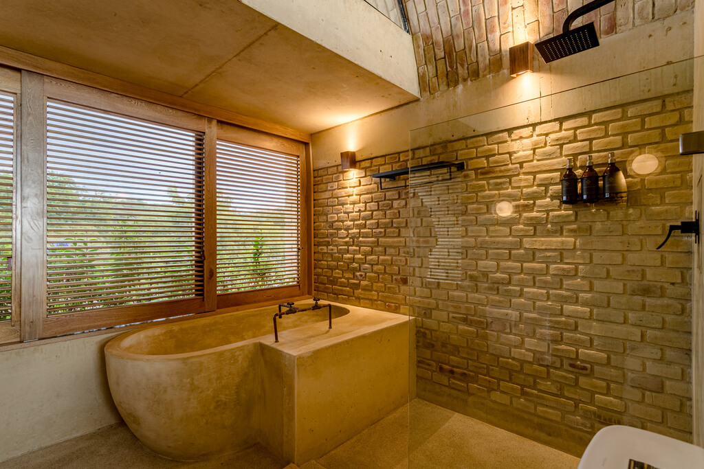 Casona Sforza bathroom with a brick wall and a large tub
