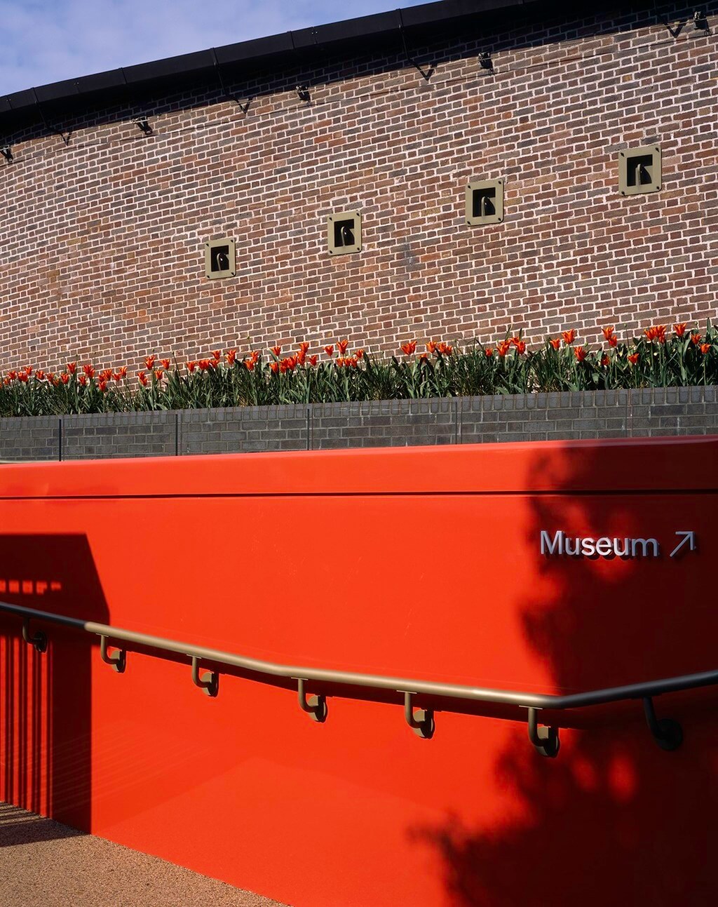 A red wall with a sign that says museum on it
