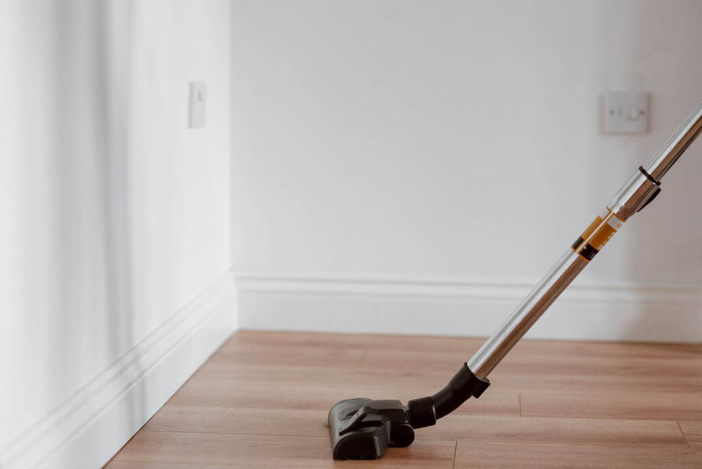 Compact stick vacuum cleaner