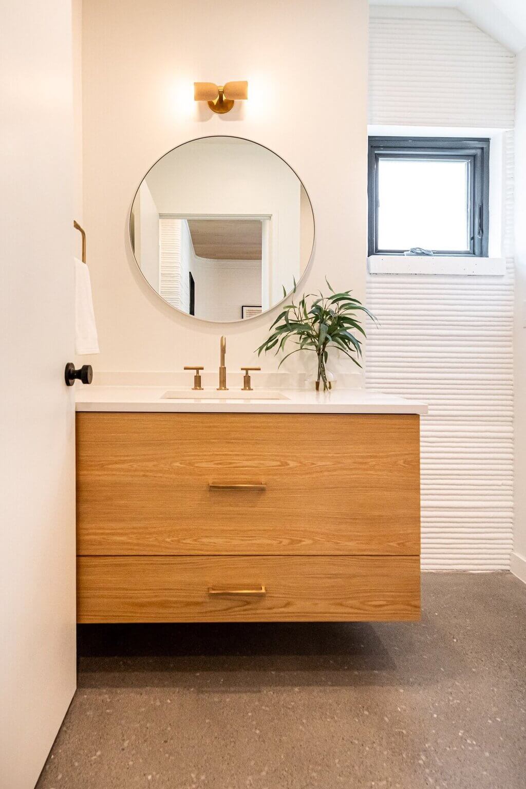 A bathroom with a sink and a mirror
