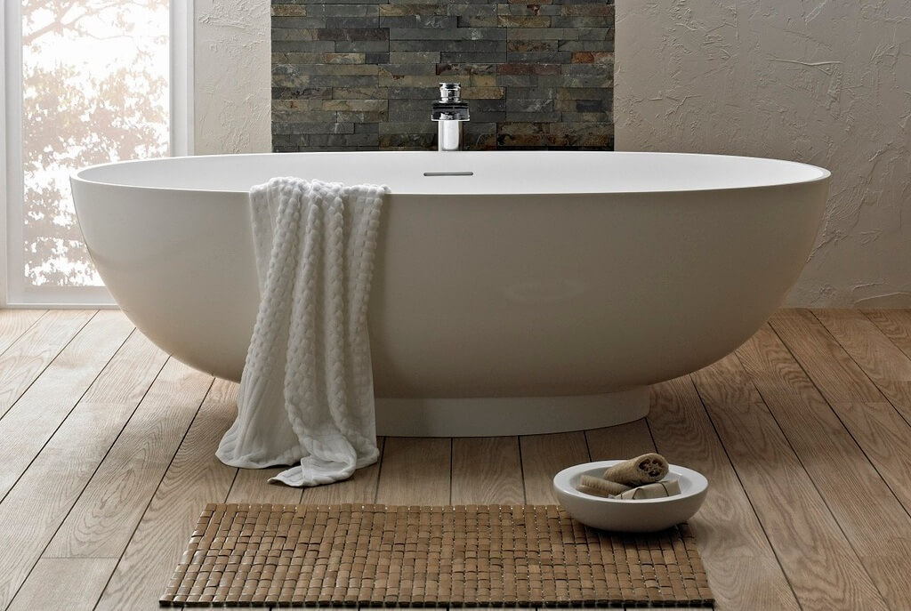 A white bath tub ideas for Small Bathroom