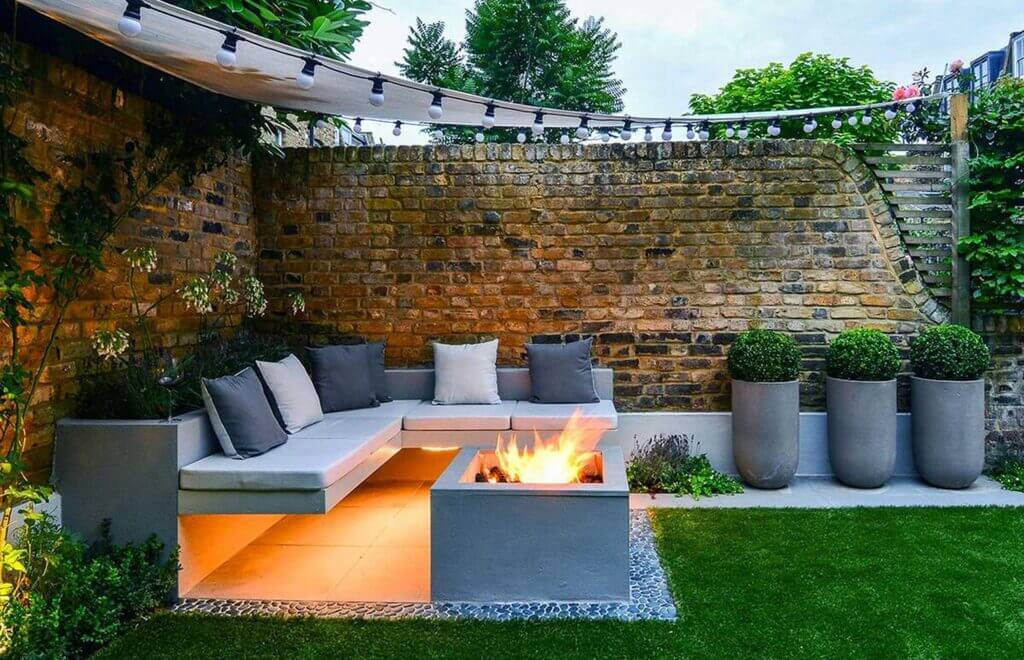 A fire pit in the middle of a garden
