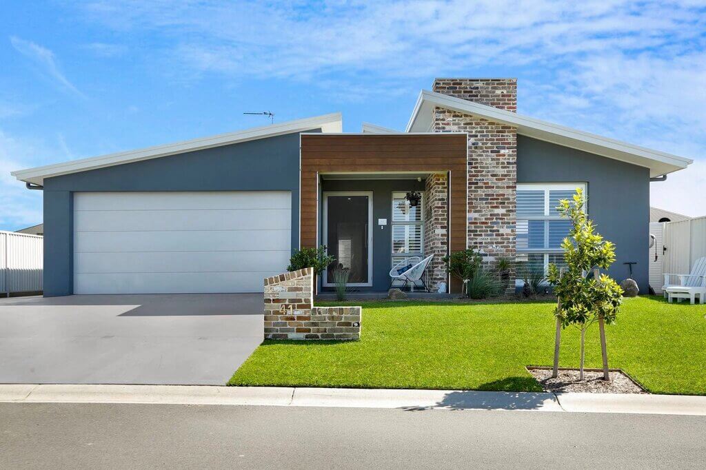 A house with a front yard and a driveway
