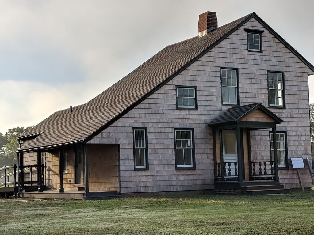 salt box house  with a porch 