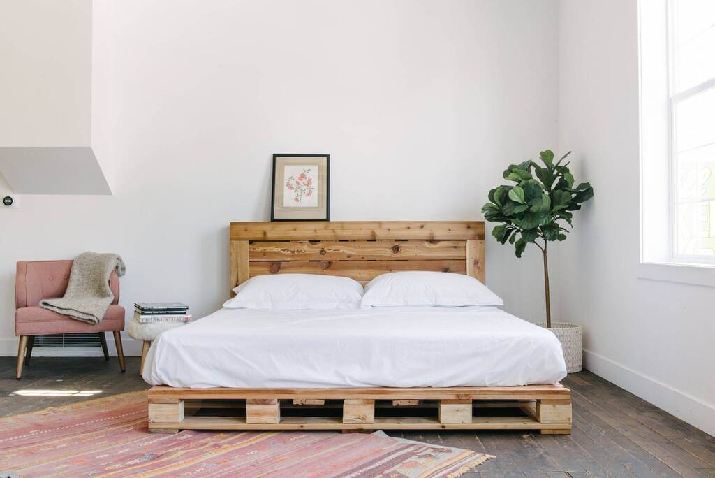 Make Use of a Nifty Pallet Bed