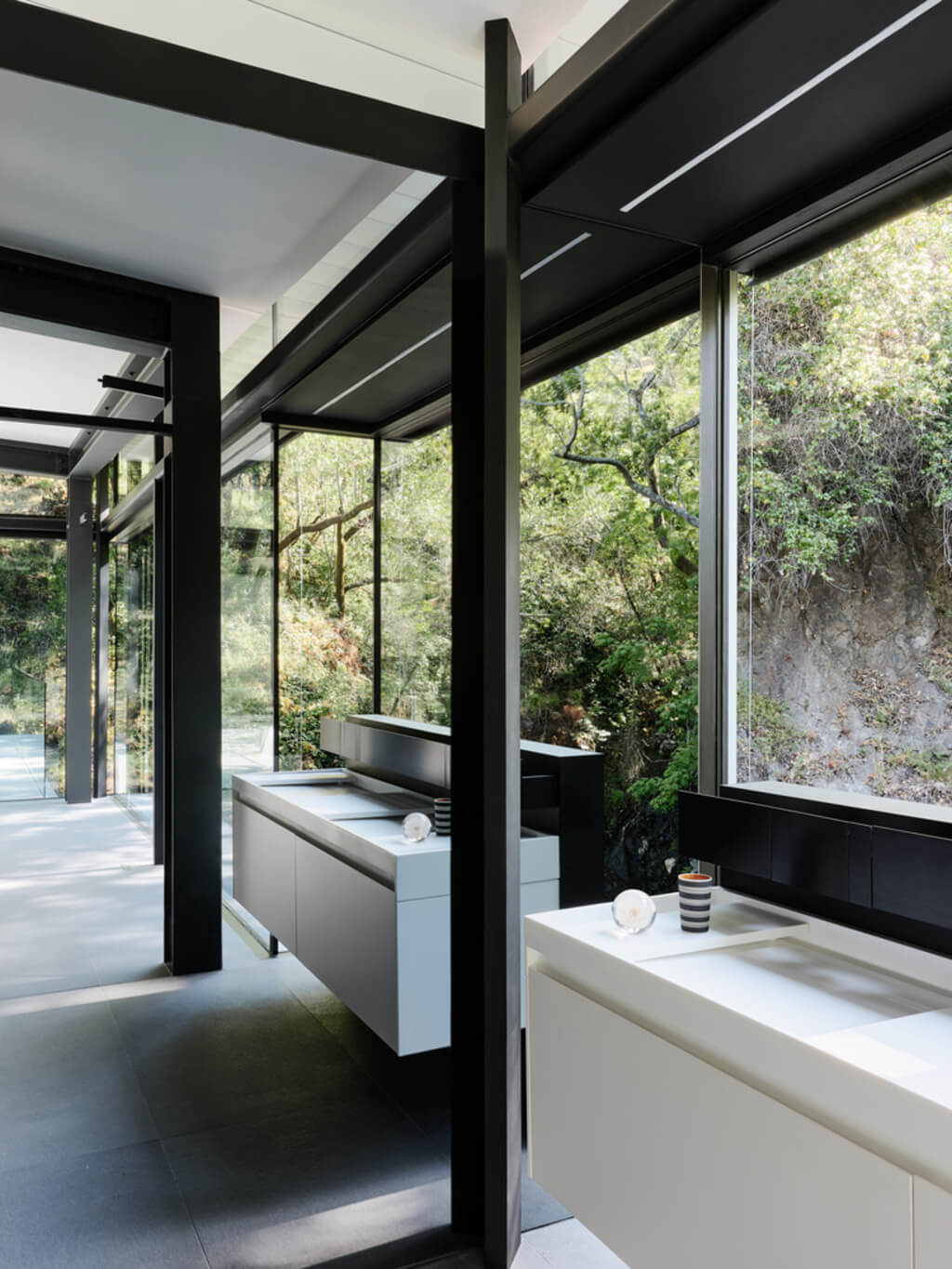 Suspension House bathroom with a large window and a sink
