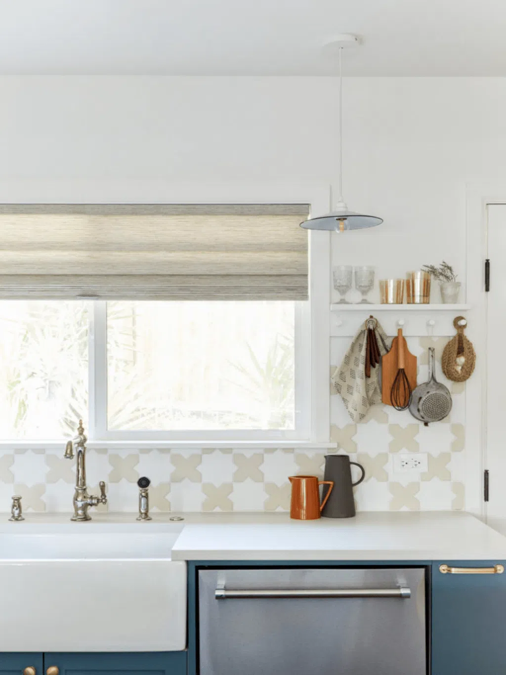 Keep Calm and Stay Neutral kitchen backsplash trends