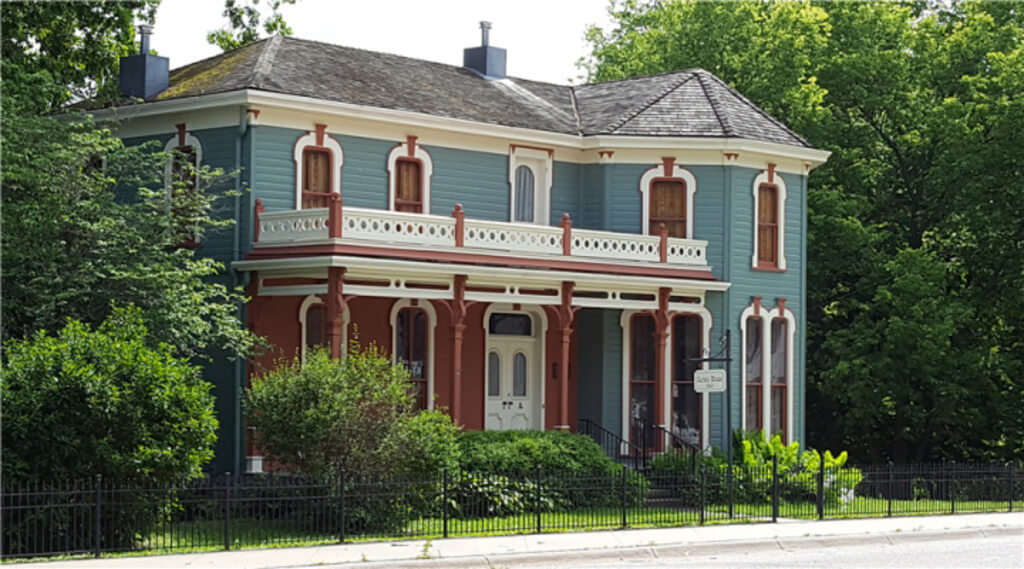 Difference Between Queen Anne House and Victorian-Style Homes