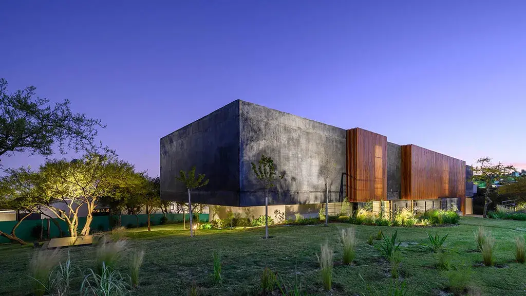 AR Arquitectos Black Concrete House in Argentina