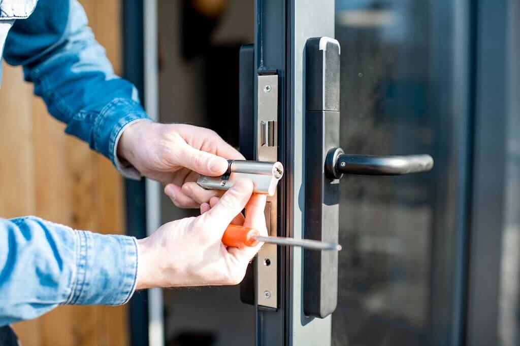 broken door handles repair in home