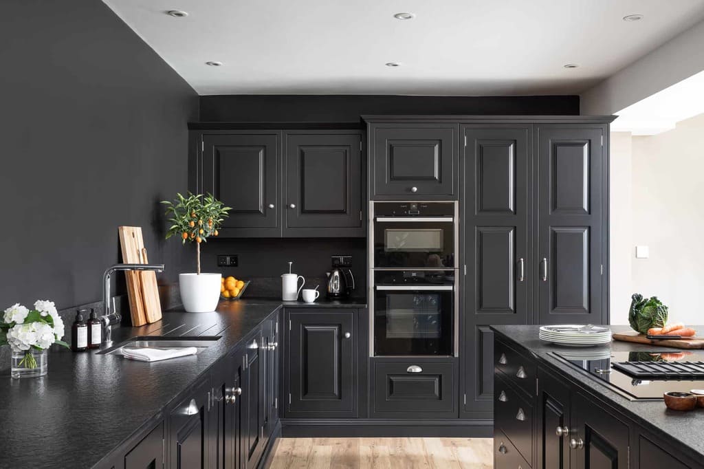Black Luxurious Kitchen Cabinets