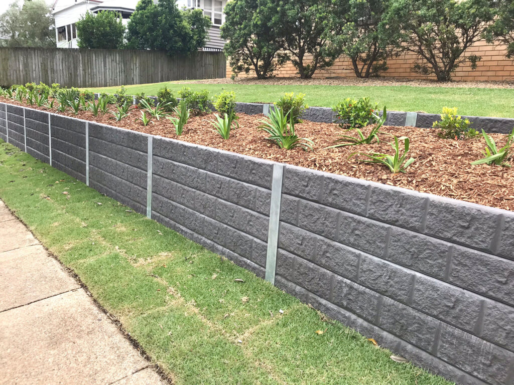 Retaining wall in concrete sleepers