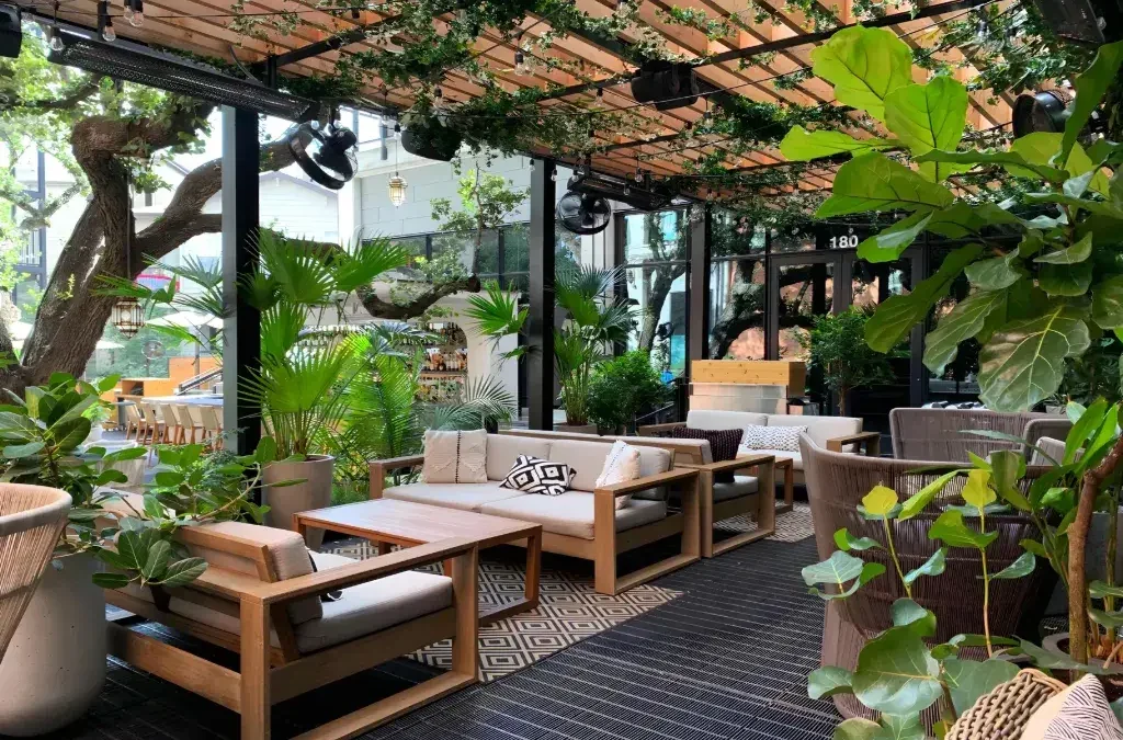 7 Commercial Landscaping Ideas for Restaurants to Boost Foot Traffic